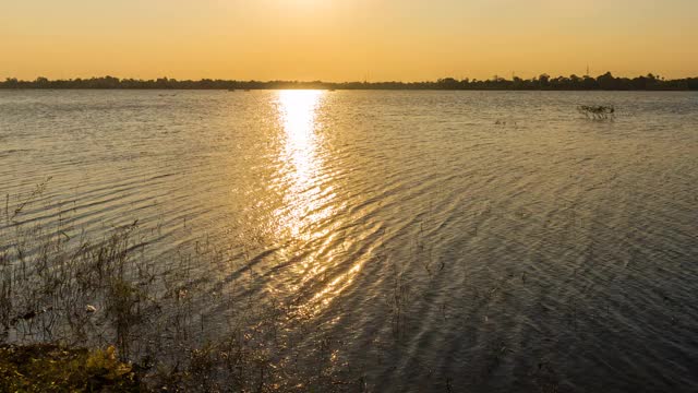 泰国Nakhon Ratchasima, Huay Yang水库日落和黄昏的景观时间流逝视频素材