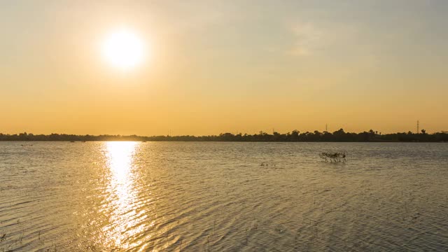 泰国Nakhon Ratchasima, Huay Yang水库日落和黄昏的景观时间流逝视频素材