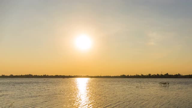 泰国Nakhon Ratchasima, Huay Yang水库日落和黄昏的景观时间流逝视频素材