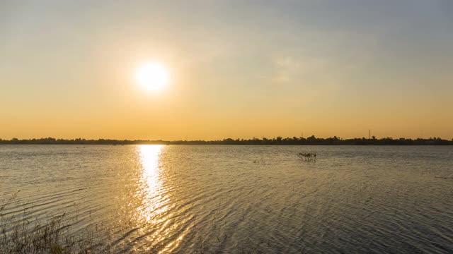 泰国Nakhon Ratchasima, Huay Yang水库日落和黄昏的景观时间流逝视频素材