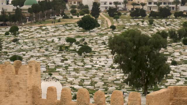 突尼斯莫纳斯提尔的Sidi El Mezri公墓。阿拉伯国家公墓。大理石石板。从上面的观点视频素材