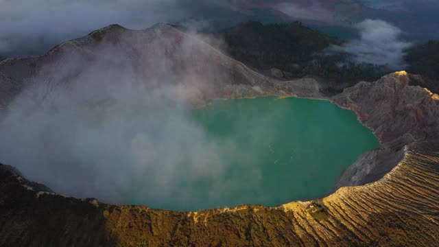 鸟瞰图卡瓦伊真火山火山口在东爪哇，印度尼西亚视频素材