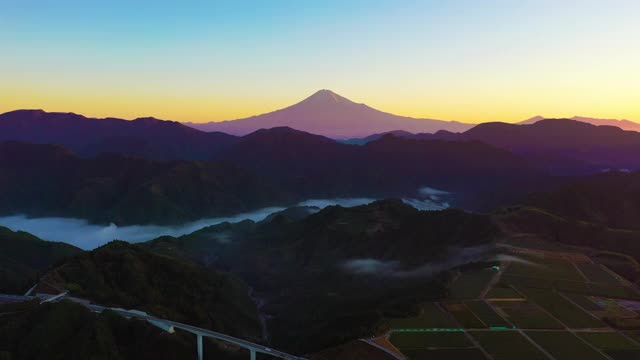 清晨云雾弥漫的富士山鸟瞰图视频素材