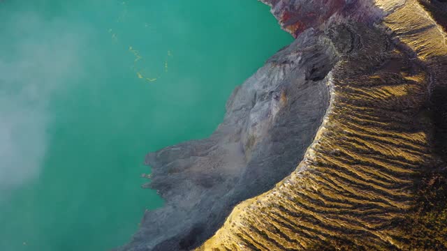 鸟瞰图卡瓦伊真火山火山口在东爪哇，印度尼西亚视频素材