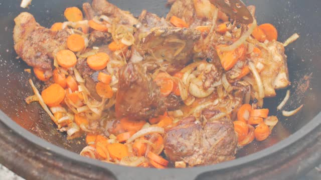 大锅里的正宗乌兹别克肉饭。国家菜肴烹饪。传统的烹饪肉饭。国菜的准备视频素材