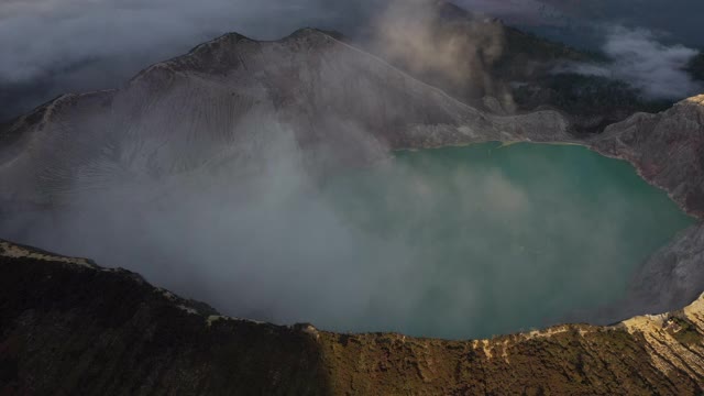 鸟瞰图卡瓦伊真火山火山口在东爪哇，印度尼西亚视频素材