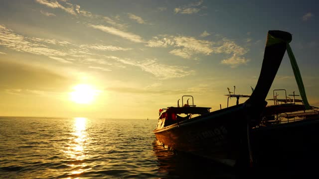 一艘泰国传统船只漂浮在泰国甲米的海上视频素材