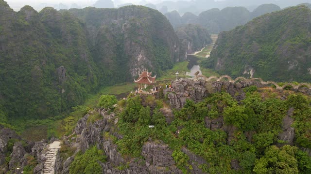 航拍的小寺庙和龙在大理石山，Mua洞山山顶，宁平，越南北部的一个旅游目的地。去越南旅游的概念。视频素材