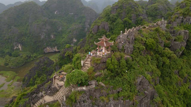 航拍的小寺庙和龙在大理石山，Mua洞山山顶，宁平，越南北部的一个旅游目的地。去越南旅游的概念。视频素材