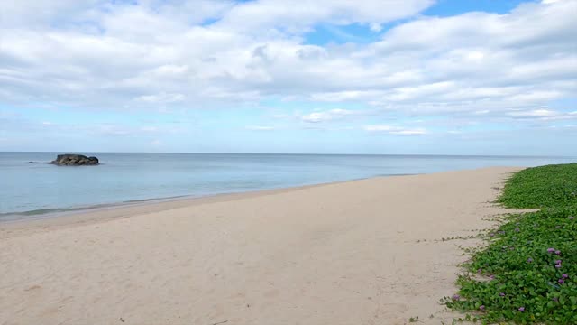 美丽柔和的深蓝色海水表面上白云青色的天空背景视频素材