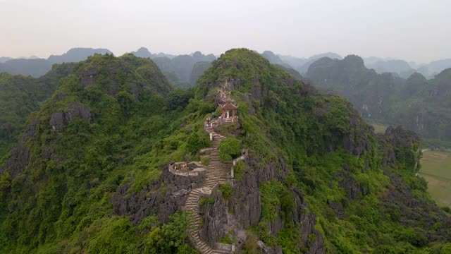 航拍的小寺庙和龙在大理石山，Mua洞山山顶，宁平，越南北部的一个旅游目的地。去越南旅游的概念。视频素材