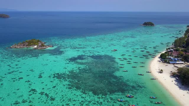 鸟瞰图，夏日五彩缤纷的海景，船和热带海滩。视频素材