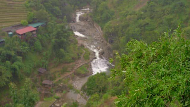 在越南北部的沙帕，可以看到带有水稻梯田和瀑布的山谷。去越南旅游的概念视频素材