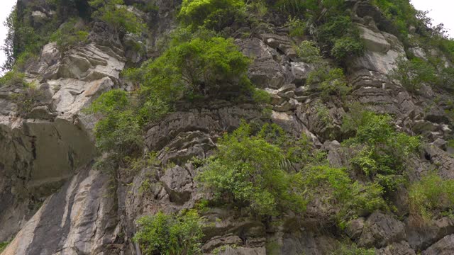 在越南北部的旅游胜地宁平山区，从石灰岩岩石上的一艘船上观看。去越南旅游的概念视频素材