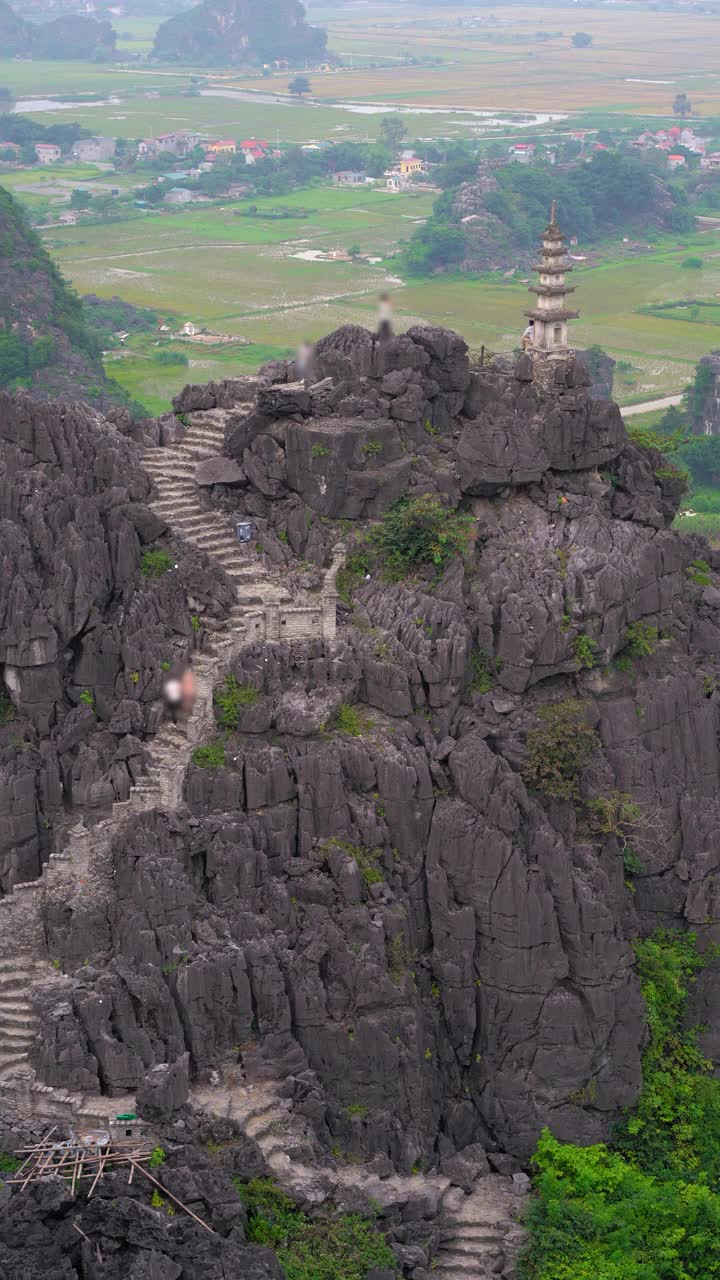 垂直视频。位于越南北部旅游胜地宁平的Mua Cave山综合体，一座大理石山顶上的寺庙。去越南旅游的概念视频素材