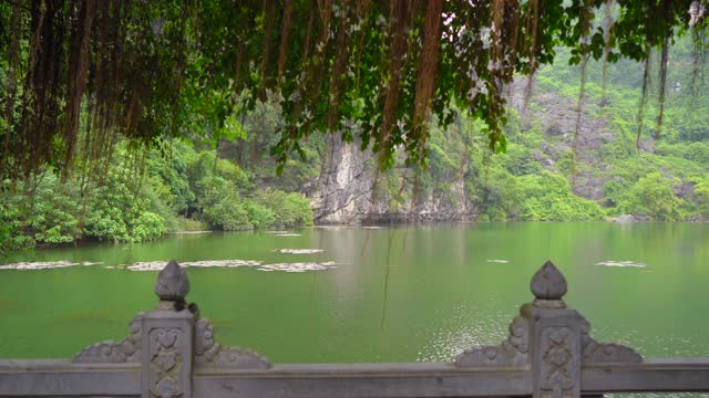 越南北部的旅游胜地宁平，一条流经石灰岩山脉的河流。去越南旅游的概念视频素材