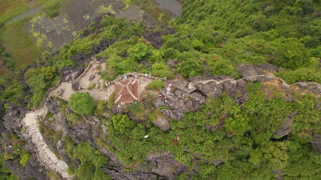 航拍的小寺庙和龙在大理石山，Mua洞山山顶，宁平，越南北部的一个旅游目的地。去越南旅游的概念。视频素材