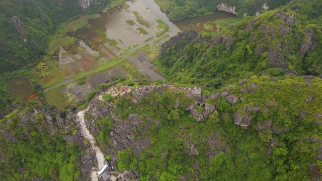 航拍的小寺庙和龙在大理石山，Mua洞山山顶，宁平，越南北部的一个旅游目的地。去越南旅游的概念。视频素材