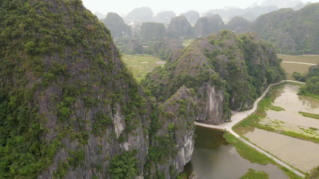 这是越南北部著名的旅游景点宁平地区美丽的石灰岩山脉的航拍照片。去越南旅游的概念视频素材