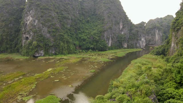 这是越南北部著名的旅游景点宁平地区美丽的石灰岩山脉的航拍照片。去越南旅游的概念视频素材