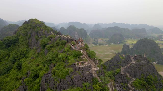 航拍的小寺庙和龙在大理石山，Mua洞山山顶，宁平，越南北部的一个旅游目的地。去越南旅游的概念。视频素材