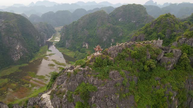 航拍的小寺庙和龙在大理石山，Mua洞山山顶，宁平，越南北部的一个旅游目的地。去越南旅游的概念。视频素材