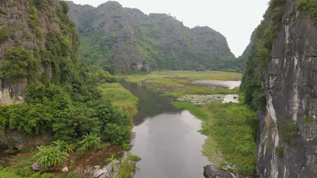 这是越南北部著名的旅游景点宁平地区美丽的石灰岩山脉的航拍照片。去越南旅游的概念视频素材