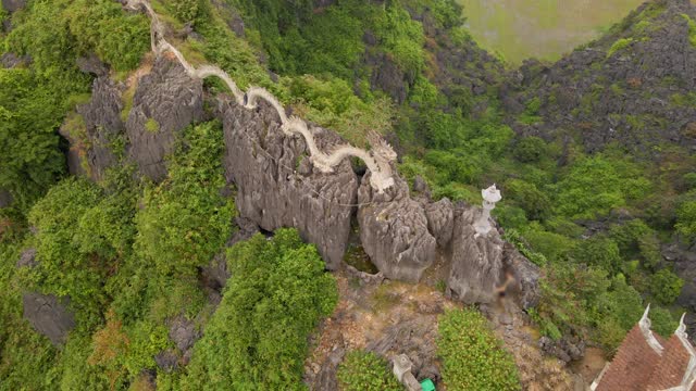 航拍的小寺庙和龙在大理石山，Mua洞山山顶，宁平，越南北部的一个旅游目的地。去越南旅游的概念。视频素材