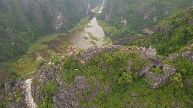 航拍的小寺庙和龙在大理石山，Mua洞山山顶，宁平，越南北部的一个旅游目的地。去越南旅游的概念。视频素材