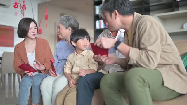 春节，家人团聚，夫妇带着孩子去爷爷奶奶家，给父母红包，给父母繁荣幸福视频素材