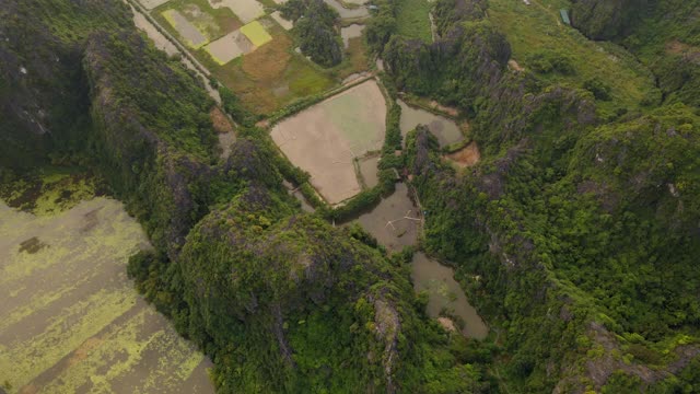 这是越南北部著名的旅游景点宁平地区美丽的石灰岩山脉的航拍照片。去越南旅游的概念视频素材