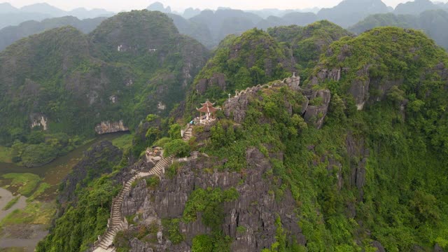 航拍的小寺庙和龙在大理石山，Mua洞山山顶，宁平，越南北部的一个旅游目的地。去越南旅游的概念。视频素材