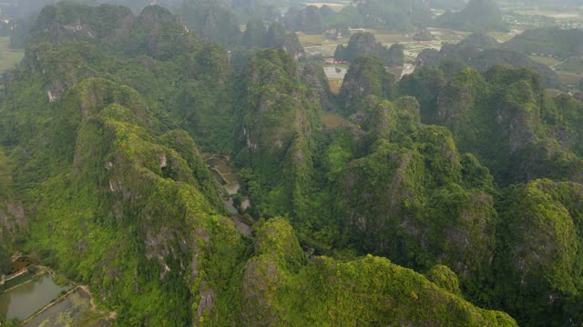 这是越南北部著名的旅游景点宁平地区美丽的石灰岩山脉的航拍照片。去越南旅游的概念视频素材