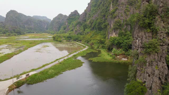 这是越南北部著名的旅游景点宁平地区美丽的石灰岩山脉的航拍照片。去越南旅游的概念视频素材