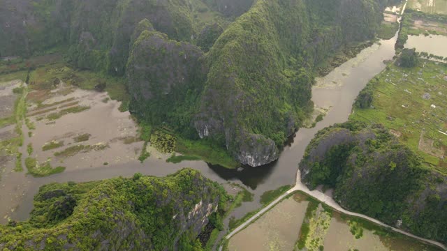 这是越南北部著名的旅游景点宁平地区美丽的石灰岩山脉的航拍照片。去越南旅游的概念视频素材