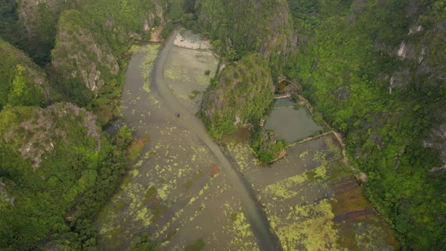 这是越南北部著名的旅游景点宁平地区美丽的石灰岩山脉的航拍照片。去越南旅游的概念视频素材