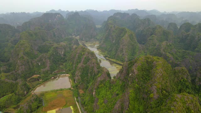 这是越南北部著名的旅游景点宁平地区美丽的石灰岩山脉的航拍照片。去越南旅游的概念视频素材