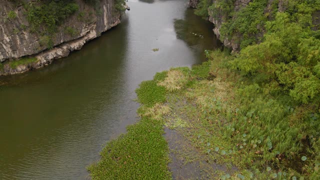 这是越南北部著名的旅游景点宁平地区美丽的石灰岩山脉的航拍照片。去越南旅游的概念视频素材