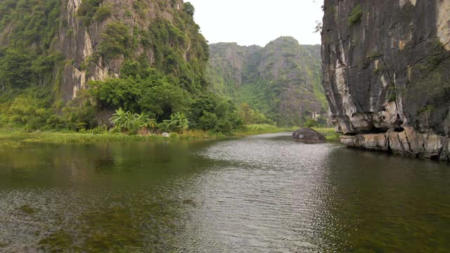 这是越南北部著名的旅游景点宁平地区美丽的石灰岩山脉的航拍照片。去越南旅游的概念视频素材