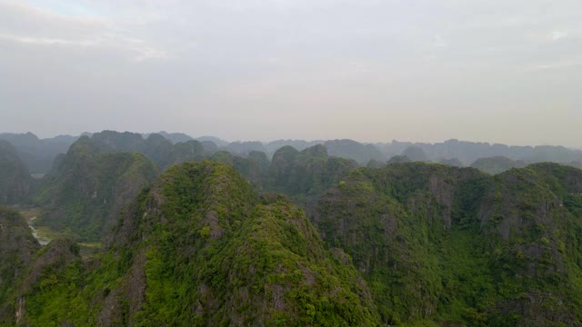 这是越南北部著名的旅游景点宁平地区美丽的石灰岩山脉的航拍照片。去越南旅游的概念视频素材