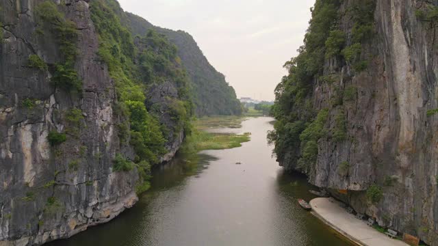 这是越南北部著名的旅游景点宁平地区美丽的石灰岩山脉的航拍照片。去越南旅游的概念视频素材