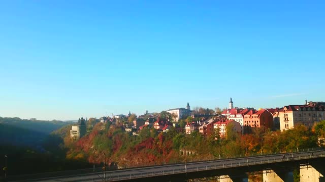 无人机桥下全景。古老的城市Kamyanets-Podilsky城堡的旧堡垒。美丽的秋天的风景。视频素材