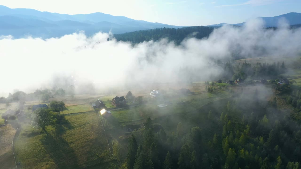 乌克兰，喀尔巴阡，沃罗赫塔，清晨的山村，云雾笼罩视频素材