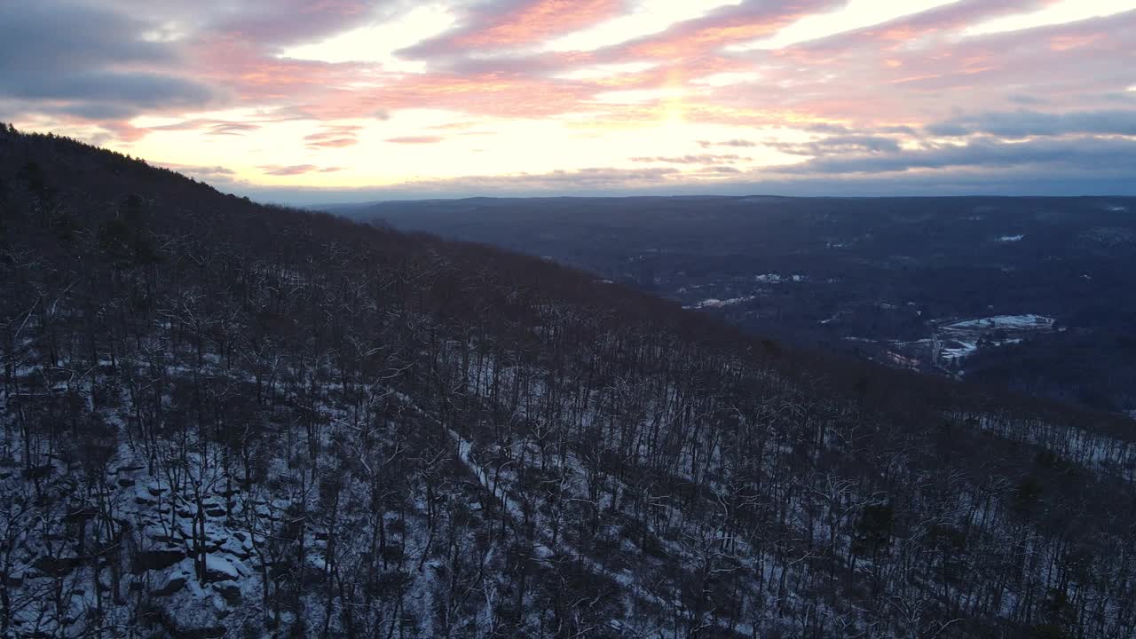 无人机拍摄的雪山山谷日落视频素材