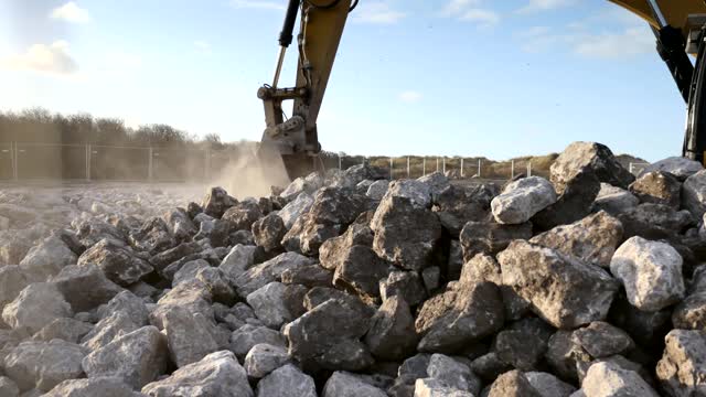 铲式起重机在建筑工地搬运岩石视频素材