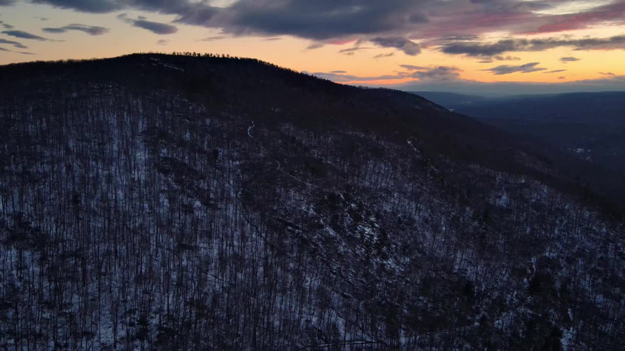 无人机拍摄的雪山山谷日落视频素材