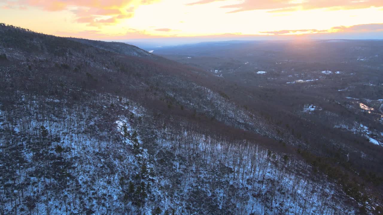 无人机拍摄的雪山山谷日落视频素材