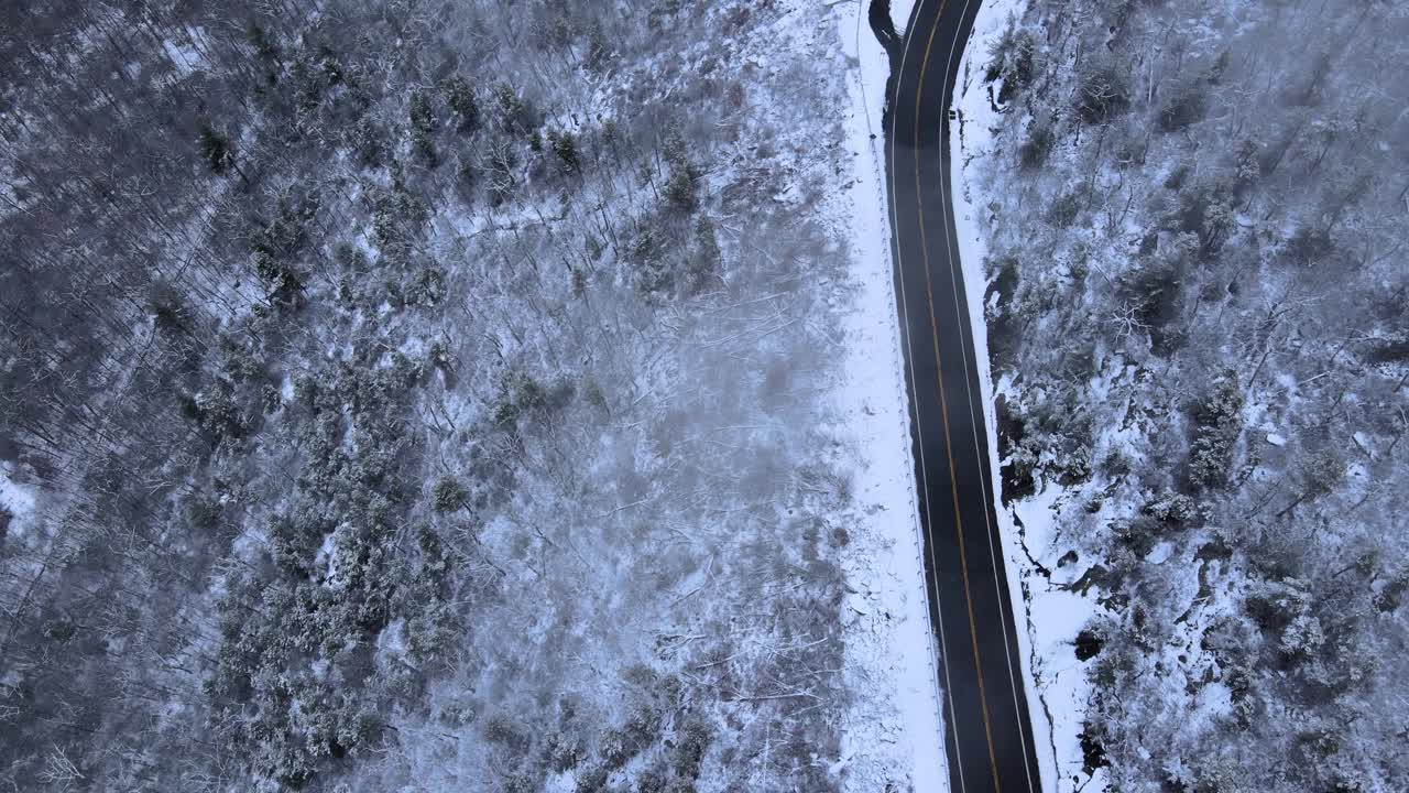 无人机拍摄的雪山高速公路上穿越云层的画面视频素材