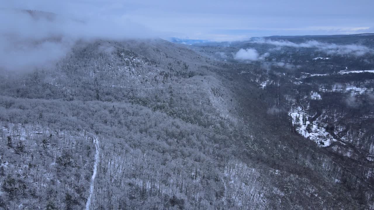 无人机拍摄的雪山画面视频素材