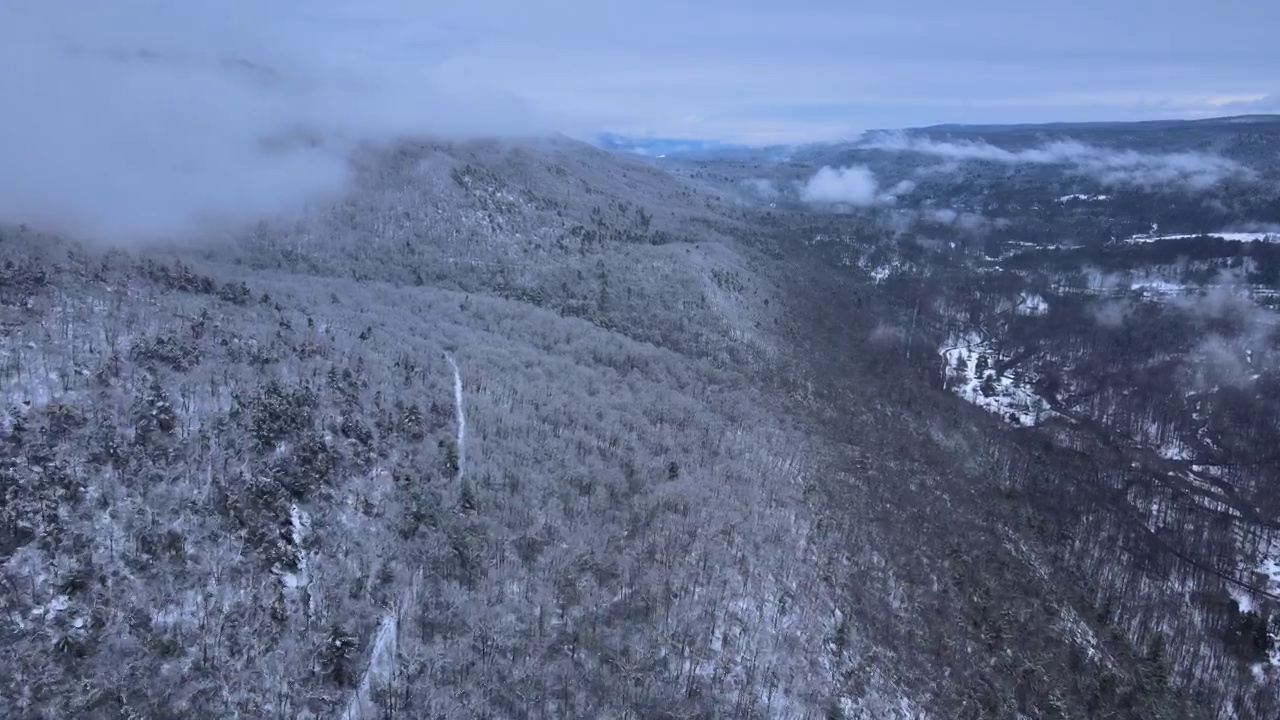 无人机拍摄的雪山画面视频素材